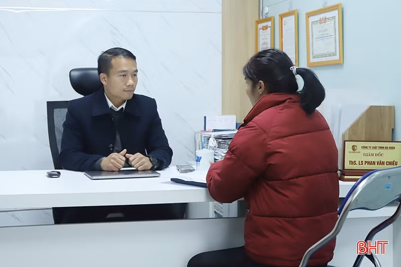 Luật sư Phan Văn Chiều - Giám đốc Công ty Luật TNHH Hà Châu tư vấn pháp luật cho khách hàng.