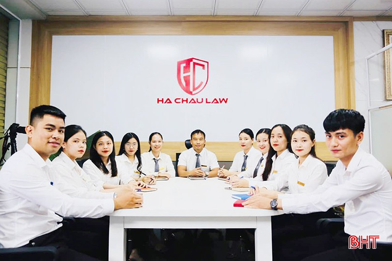 Tập thể Công ty Luật TNHH Hà Châu. bqbht_br_tap-the-1.jpg
