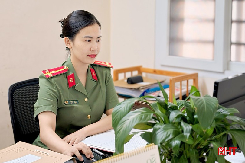 Thượng úy Trần Huyền Ly là 1 trong 10 cán bộ hội cơ sở có điểm số cao nhất trong phần thi "Cán bộ hội hiểu biết". CA.jpg