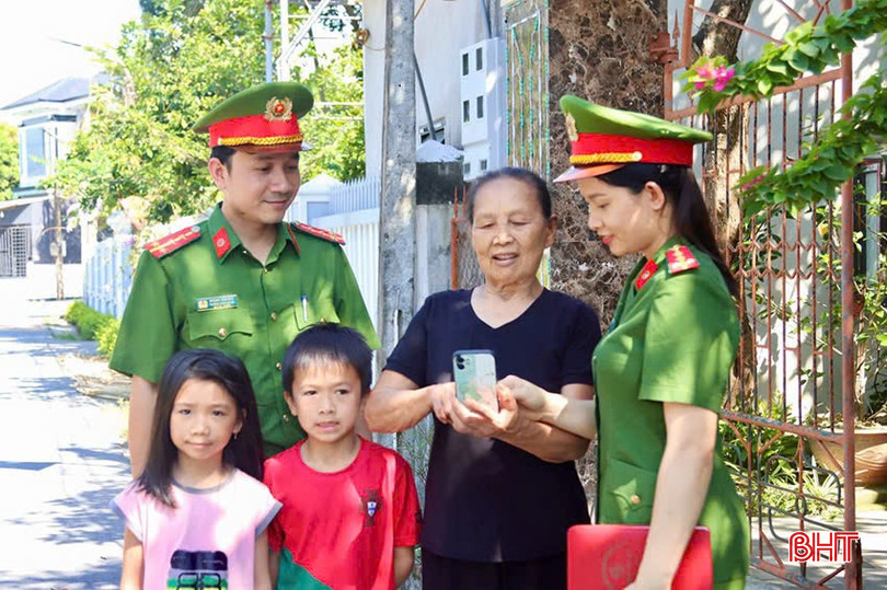 Công an xã Thạch Long (huyện Thạch Hà) hướng dẫn người dân sử dụng VNeID và nhận diện các nguy cơ về tội phạm trên không gian mạng. bqbht_br_f22b54803012844cdd03.jpg