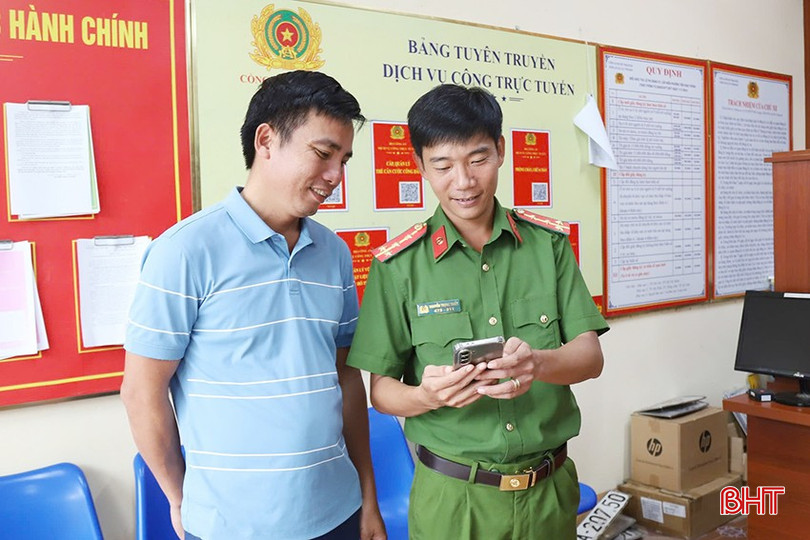 Công an xã Toàn Lưu chủ động lên danh sách cử tri thông qua Cơ sở dữ liệu quốc gia về dân cư. bqbht_br_4d.jpg