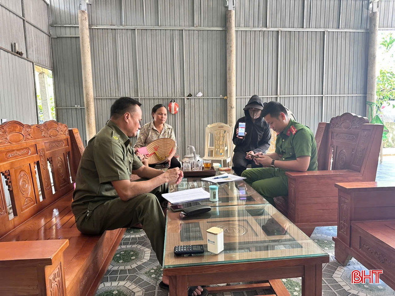 Công an các phường, xã cùng Tổ chuyển đổi số cộng đồng thường xuyên "đến từng ngõ, gõ từng nhà, rà từng người" để thực hiện nhiệm vụ chính trị trọng tâm trong thời điểm hiện nay. bqbht_br_1.jpg