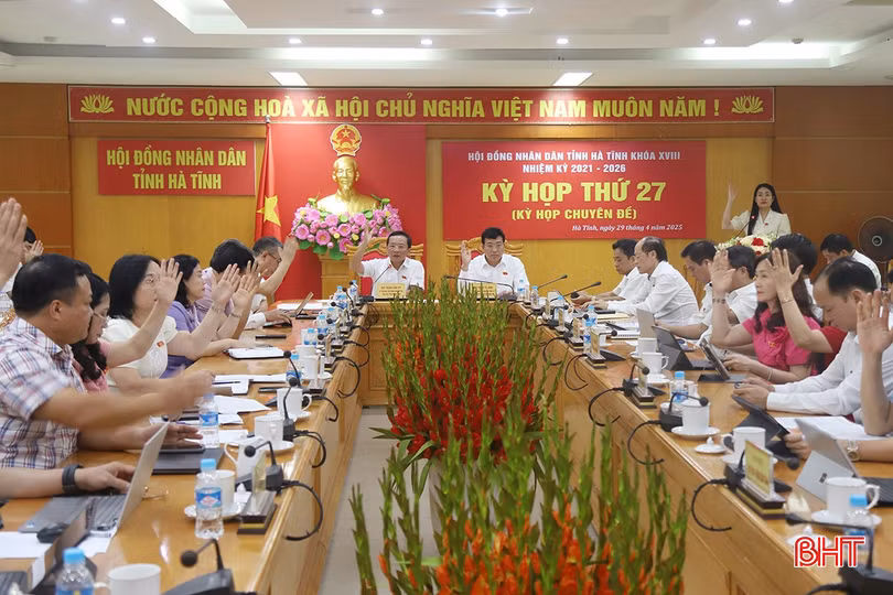 Đại biểu HĐND tỉnh Hà Tĩnh biểu quyết Nghị quyết về việc tán thành chủ trương, thông qua Đề án sắp xếp, thành lập ĐVHC cấp xã năm 2025 ngày 29/4/2025.