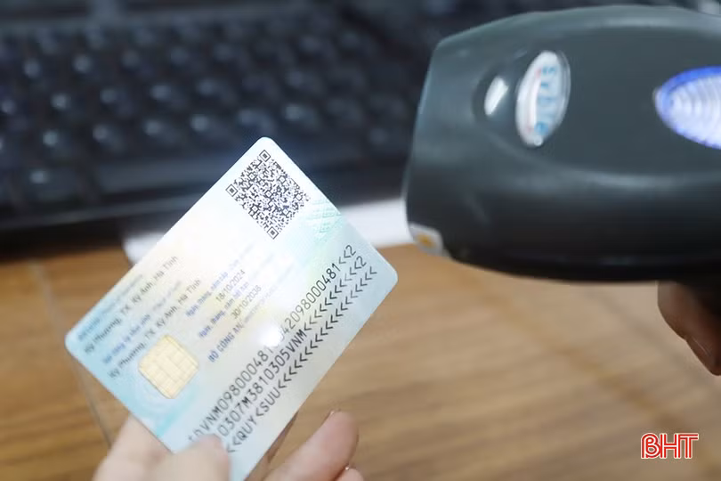 Sử dụng thiết bị chuyên dụng quét mã QR trên thẻ căn cước gắn chip điện tử để tra cứu thông tin về công dân.