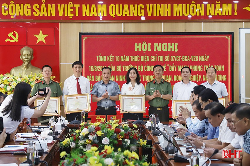 Đại tá Nguyễn Trung Kiên - Phó Giám đốc Công an tỉnh và Phó Chủ tịch Thường trực Uỷ ban MTTQ tỉnh Thái Ngọc Hải trao bằng khen của Chủ tịch UBND tỉnh cho 2 tập thể và 3 cá nhân. b-6387-2097.jpg