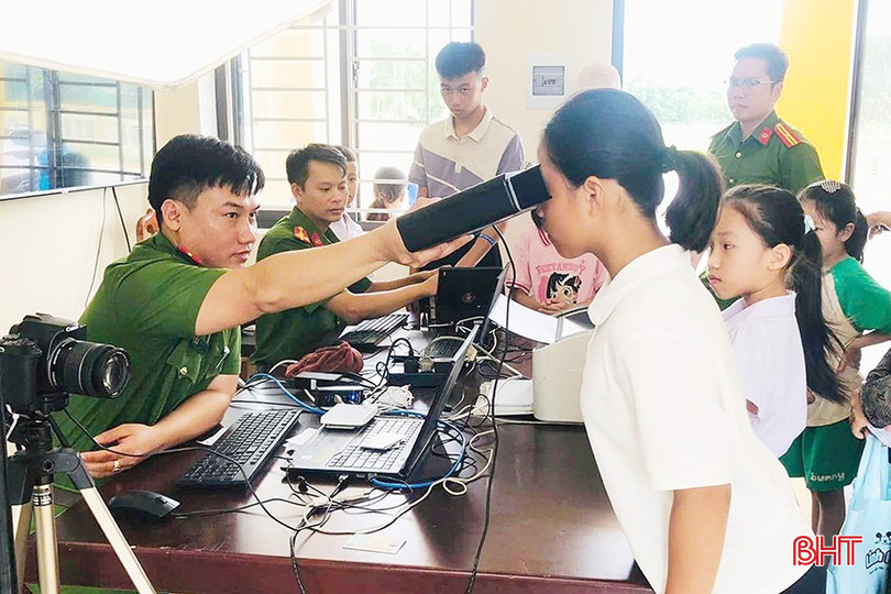 Công an TX Kỳ Anh tập trung nhân lực, thiết bị với quyết tâm lấp đầy tỷ lệ thu nhận hồ sơ cấp thẻ căn cước trong thời gian sớm nhất. m-4886-8857.jpg
