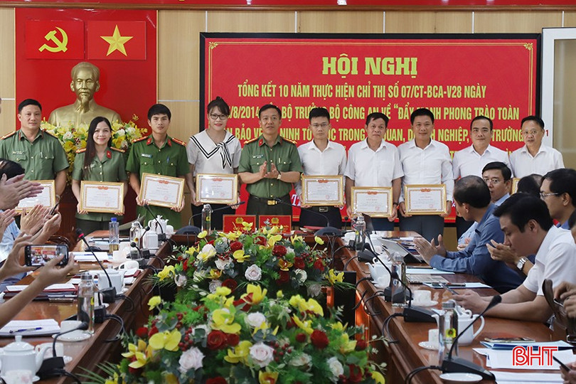 Đại tá Nguyễn Trung Kiên - Phó Giám đốc Công an tỉnh trao giấy khen của Giám đốc Công an tỉnh cho các tập thể, cá nhân. n-7674-4197.jpg