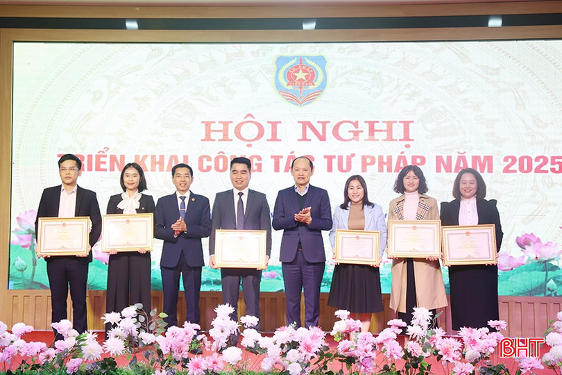 ... và trao bằng khen của Chủ tịch UBND tỉnh cho 2 tập thể, 4 cá nhân có thành tích xuất sắc. bqbht_br_67.jpg