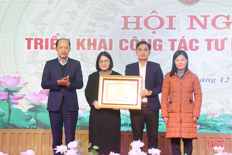 Phó Chủ tịch Thường trực UBND tỉnh Nguyễn Hồng Lĩnh trao bằng khen của Thủ tướng Chính phủ cho Trung tâm Trợ giúp pháp lý Nhà nước tỉnh Hà Tĩnh về thành tích xuất sắc trong thực hiện nhiệm vụ giai đoạn 2019-2024... bqbht_br_8.jpg