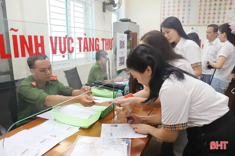 Lực lượng Cảnh sát QLHC về TTXH tích cực hướng dẫn, khuyến khích đảng viên mới trở về địa bàn tiếp tục thực hiện nhiệm vụ cấp đổi thẻ đảng trên Cơ sở dữ liệu quốc gia về dân cư. 5cb692fb4988c2d69b99.jpg