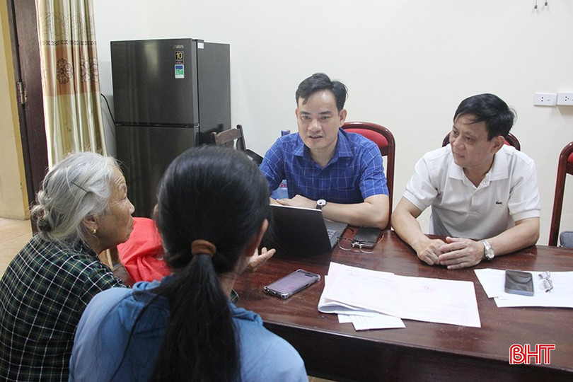 Đại diện UBND huyện Thạch Hà tuyên truyền, giải thích cho bà P.T.N. hiểu và chấp hành các chủ trương, chính sách. bqbht_br_12.jpg