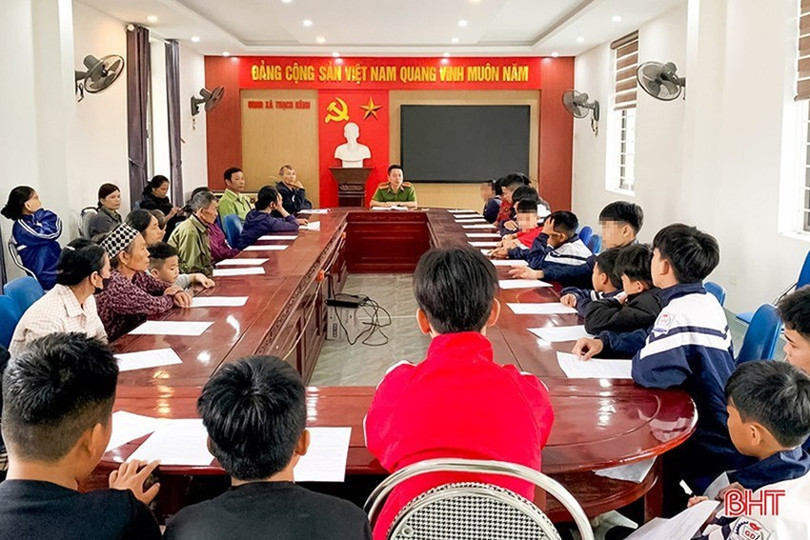 Công an xã Thạch Kênh (cũ) mời trẻ vị thành niên và bậc phụ huynh đến trụ sở để trao đổi, giáo dục. (Ảnh tư liệu). image-62-9002.jpg