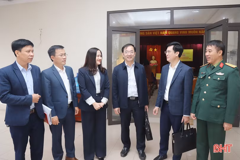 Các đại biểu trò chuyện bên lề hội nghị hướng dẫn các cơ quan, tổ chức, đơn vị giới thiệu ứng cử ĐBQH khoá XVI và đại biểu HĐND tỉnh khoá XIX nhiệm kỳ 2026-2031. Ảnh tư liệu.