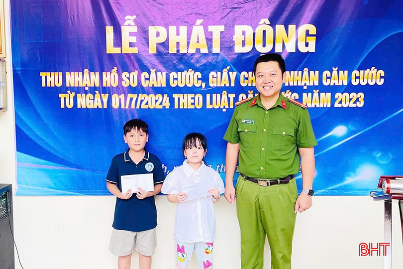 Công an TP Hà Tĩnh tổ chức lễ phát động thu nhận hồ sơ căn cước, giấy chứng nhận căn cước từ ngày 1/7. TP.jpg