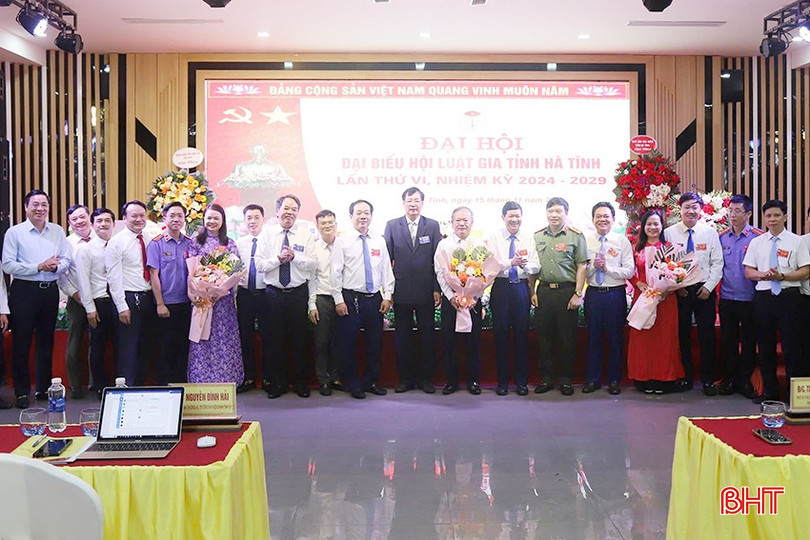 Lãnh đạo Hội Luật gia Việt Nam và lãnh đạo tỉnh tặng hoa chúc mừng Ban Chấp hành nhiệm kỳ mới. bqbht_br_x.jpg