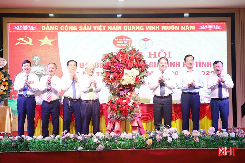 ... và lãnh đạo Ban Nội chính Tỉnh uỷ tặng hoa chúc mừng đại hội. bqbht_br_q.jpg