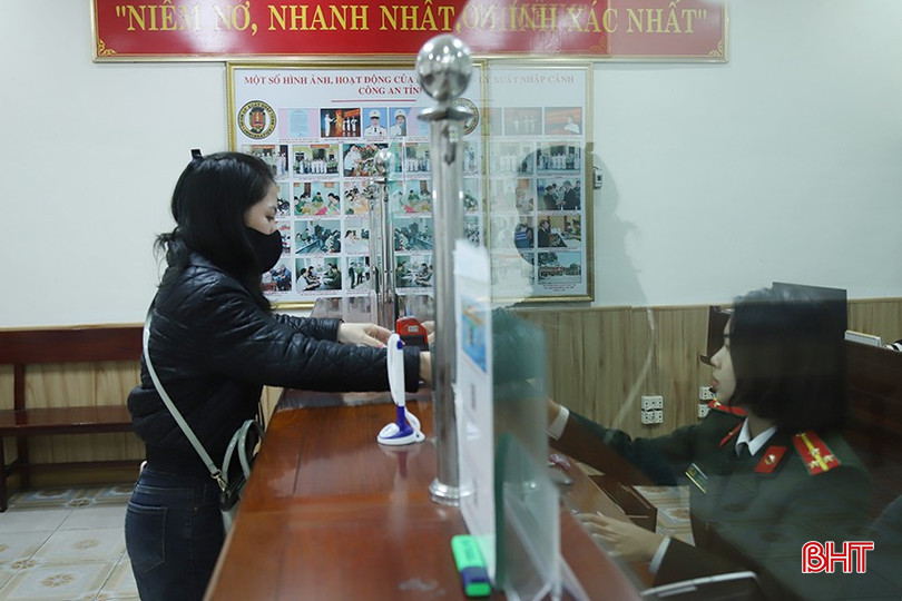 Phòng Quản lý xuất nhập cảnh thường xuyên bố trí cán bộ theo dõi, hướng dẫn công dân thực hiện các thủ tục cần thiết. bqbht_br_3.jpg
