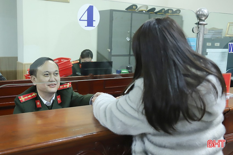 Cán bộ Phòng Quản lý xuất nhập cảnh tiếp nhận thẻ căn cước để làm thủ tục. bqbht_br_5.jpg