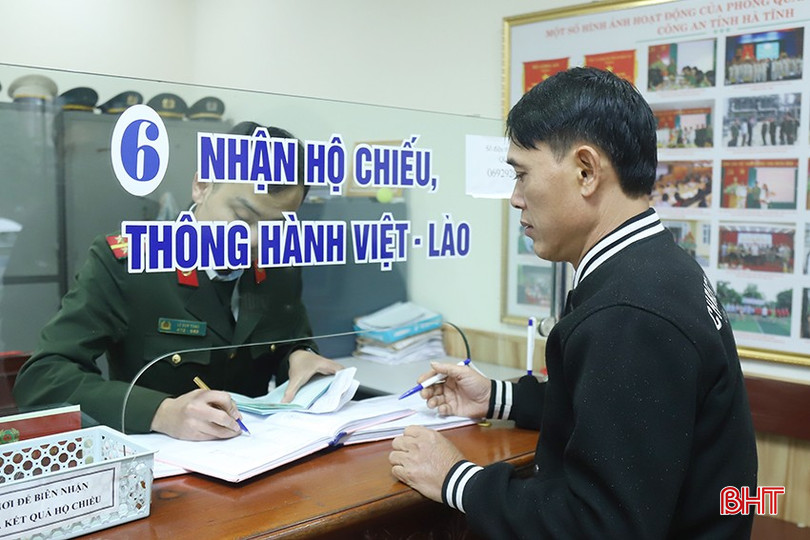 Anh Trần Đình Quyền (thị trấn Hương Khê) tới nhận giấy thông hành sang Lào. bqbht_br_4.jpg