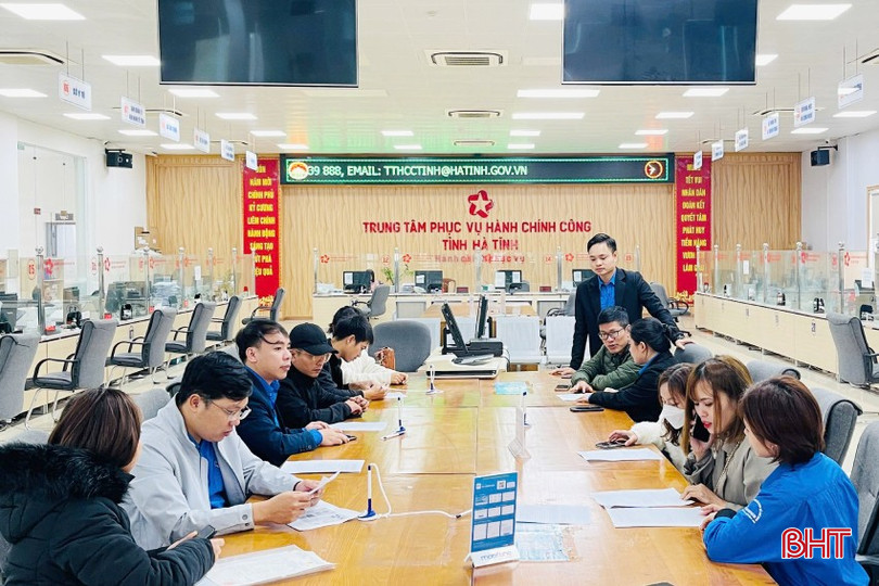 Người dân làm thủ tục hành chính liên quan tới việc cấp phiếu LLTP trên VNeID được hướng dẫn tận tình. bqbht_br_1.jpg