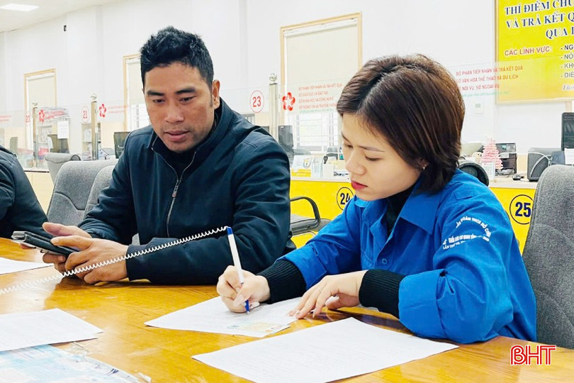 Các bước cấp phiếu LLTP trực tuyến mà người dân còn lúng túng được đoàn viên thanh niên Sở Tư pháp nhiệt tình giải thích. bqbht_br_3.jpg