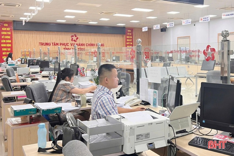 Các thủ tục hành chính liên quan tới lĩnh vực tư pháp được cán bộ Sở Tư pháp tập trung giải quyết. bqbht_br_4-9145.jpg