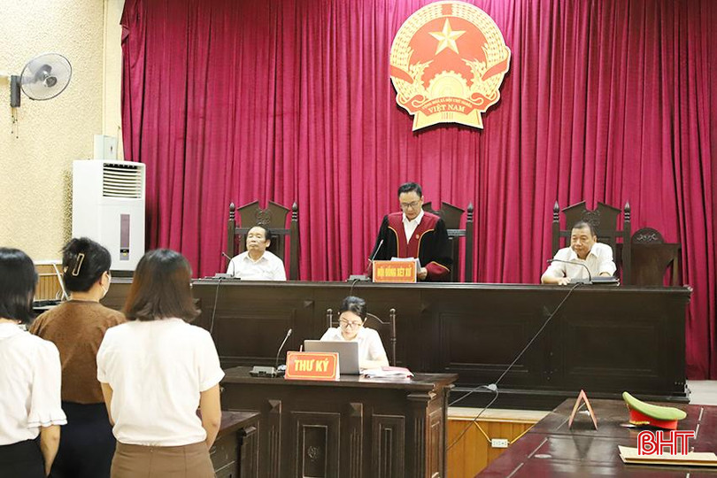 Chủ tọa phiên toà tuyên án với các bị cáo. TA.jpg