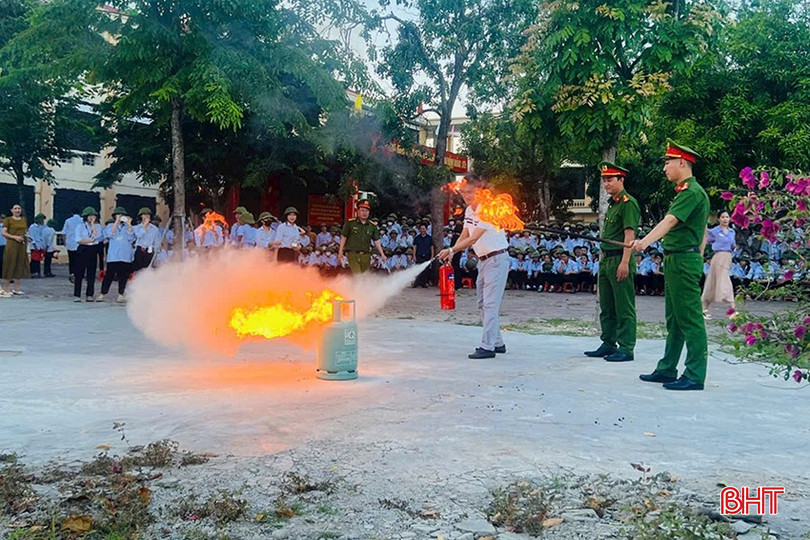 Không chỉ học sinh, cán bộ, giáo viên cũng được hướng dẫn sử dụng thuần thục các động tác chữa cháy. bqbht_br_11a.jpg