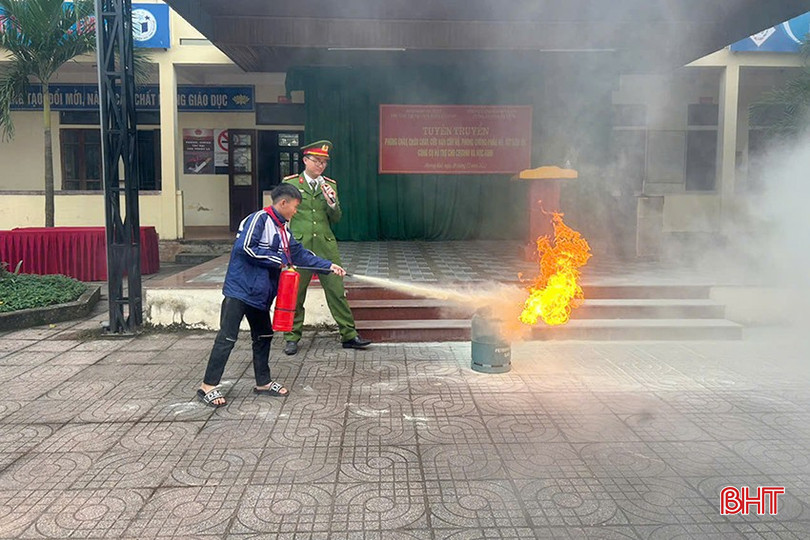 Dưới sự hướng dẫn của cán bộ công an, học sinh Trường THPT Hương Khê thực hành sử dụng thiết bị chữa cháy. bqbht_br_11c.jpg