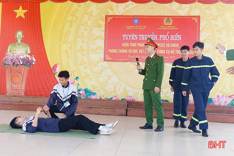 Học sinh Trường THPT Mai Thúc Loan thực hành kỹ năng cứu nạn, cứu hộ. bqbht_br_12.jpg