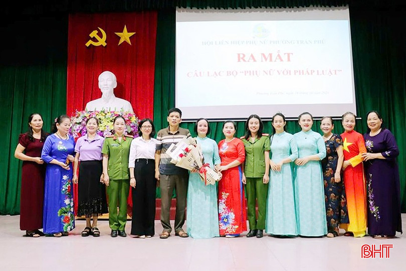 CLB "Phụ nữ với pháp luật" phường Trần Phú (TP Hà Tĩnh) tại lễ ra mắt vào tối 16/10. bqbht_br_l.jpg