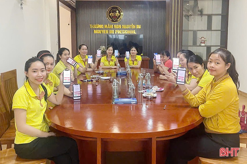 Cán bộ, giáo viên Trường Mầm non Nguyễn Du (TX Hồng Lĩnh) hưởng ứng cuộc thi tìm hiểu pháp luật về ATGT. bqbht_br_dq.jpg