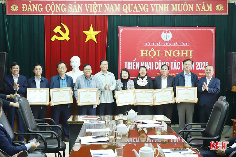 Tại hội nghị, lãnh đạo Hội Luật gia tỉnh trao bằng khen của Chủ tịch Hội Luật gia Việt Nam cho các tập thể... bqbht_br_78.jpg