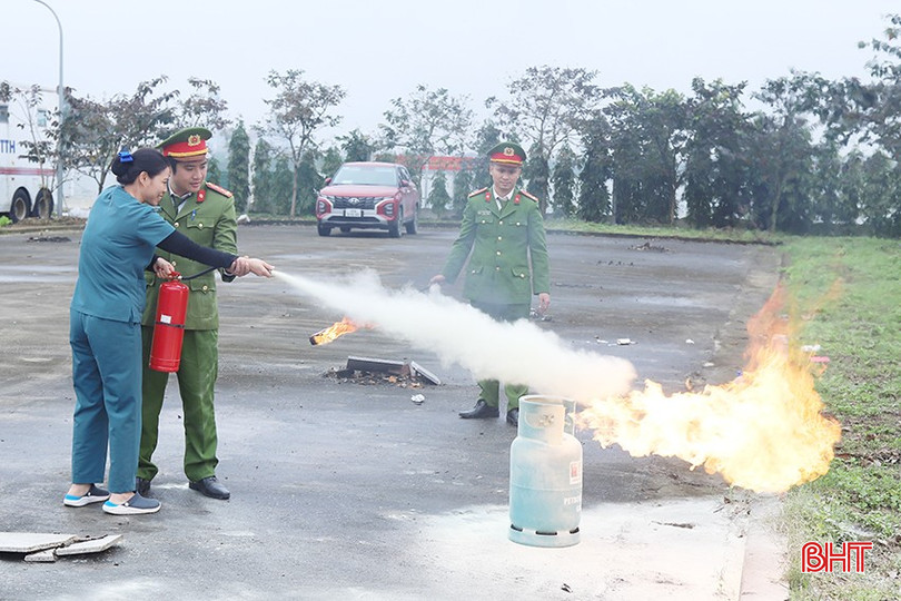 Cán bộ Phòng Cảnh sát PCCC&CNCH hướng dẫn nhân viên Bệnh viện Đa khoa TTH Hà Tĩnh sử dụng thiết bị dập tắt đám cháy. bqbht_br_3-1280.jpg
