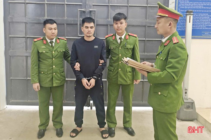 Cơ quan CSĐT Công an tỉnh tống đạt quyết định khởi tố đối với Trần Văn Sơn về tội "Tàng trữ trái phép chất ma túy".