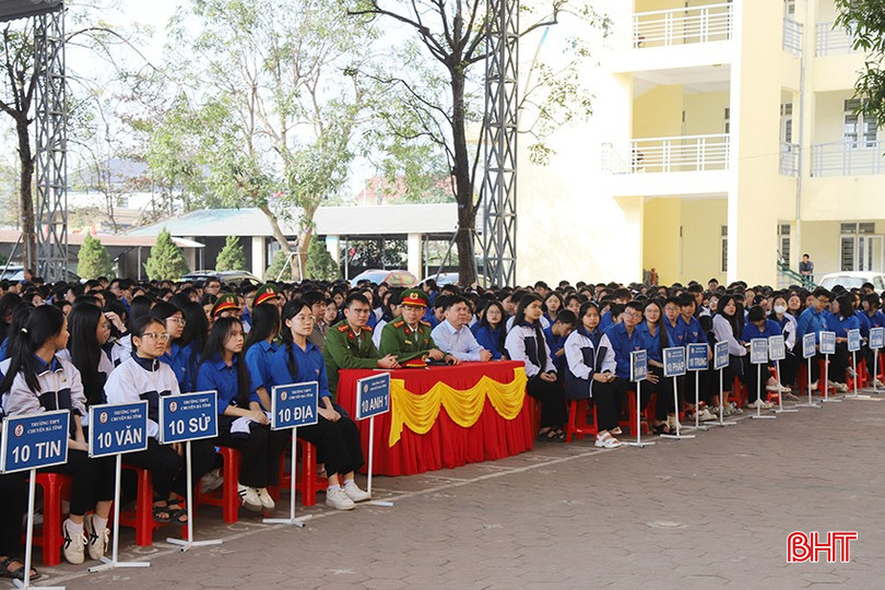 Giáo viên và học sinh Trường THPT Chuyên Hà Tĩnh tham gia hoạt động tuyên truyền, trải nghiệm...