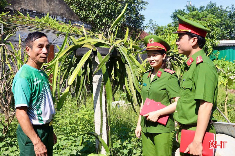 Công an cấp xã thường xuyên tạo mối quan hệ đoàn kết, gắn bó với người dân ở cơ sở. bqbht_br_a.jpg
