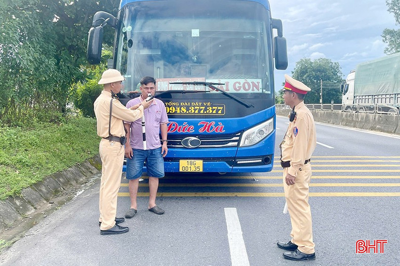Ngoài công tác kiểm tra, xử lý các hành vi vi phạm, các tổ công tác của Phòng CSGT cũng đã tập trung tuyên truyền quy định pháp luật cho lái xe. bqbht_br_115.jpg