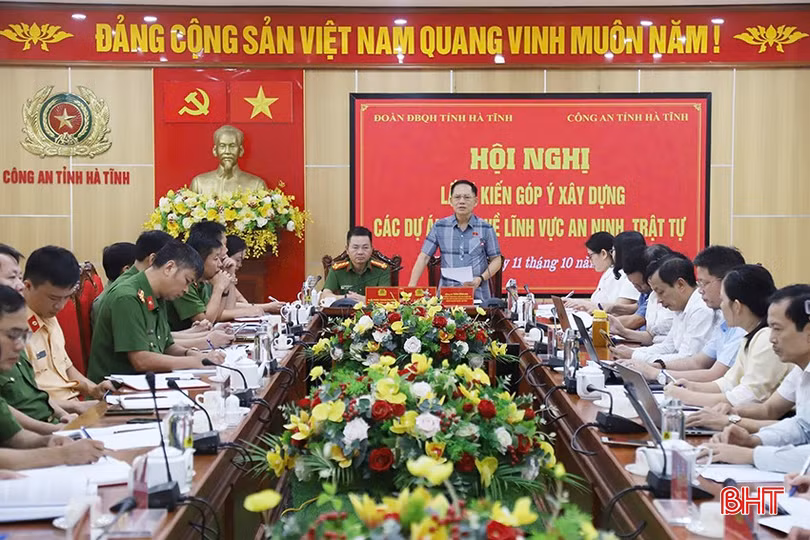 Phó Trưởng đoàn chuyên trách Đoàn ĐBQH tỉnh Trần Đình Gia và Đại tá Phạm Thanh Phương - Phó Giám đốc Công an tỉnh chủ trì hội nghị lấy ý kiến góp ý xây dựng các dự án luật về lĩnh vực an ninh trật tự.