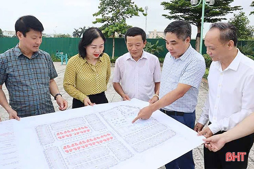 Phó Chủ tịch HĐND tỉnh Trần Văn Kỳ cùng các ban HĐND tỉnh thẩm tra các nội dung liên quan tới lĩnh vực KH&ĐT. 65-6679.jpg
