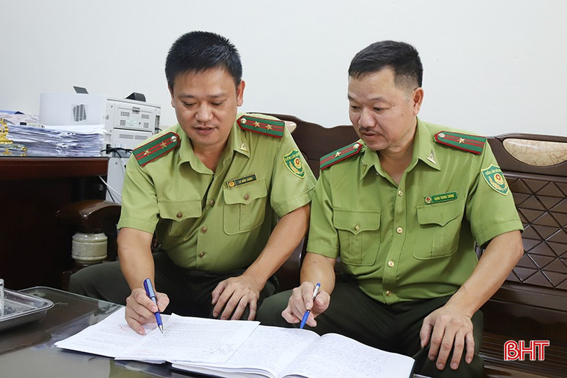 Cán bộ Chi cục Kiểm lâm Hà Tĩnh trao đổi về nội dung các tờ trình liên quan tới chuyển đổi mục đích sử dụng rừng. 8-7657.jpg