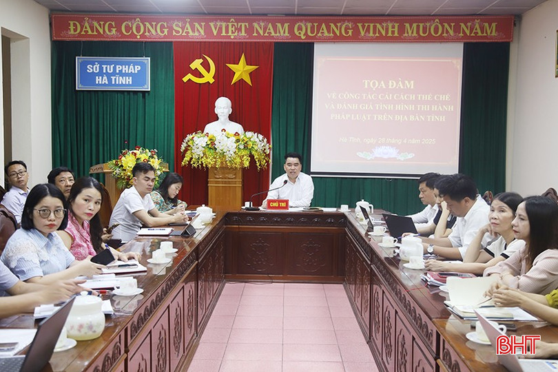 Phó Giám đốc Sở Tư pháp Đinh Văn Hồng chủ trì hội nghị. bqbht_br_145.jpg