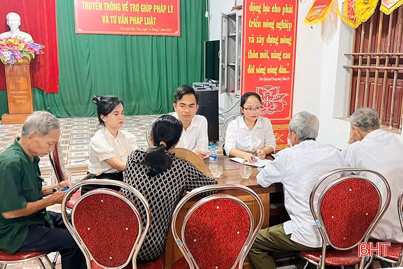 Người dân thị trấn Đức Thọ được tư vấn pháp luật miễn phí.