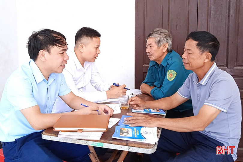 Người dân được hướng dẫn việc phản ánh qua đường dây nóng, đảm bảo thuận lợi cho việc yêu cầu tư vấn TGPL, giảm tải chi phí đi lại. z3792858536674_640a810339a73d0f29f3166ff23cca2b.jpg