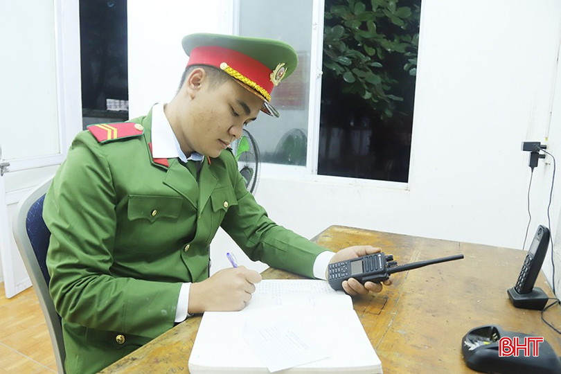Cán bộ Đội CC&CNCH khu vực Hồng Lĩnh tiếp nhận và ghi hồ sơ vụ cháy. bqbht_br_a.jpg