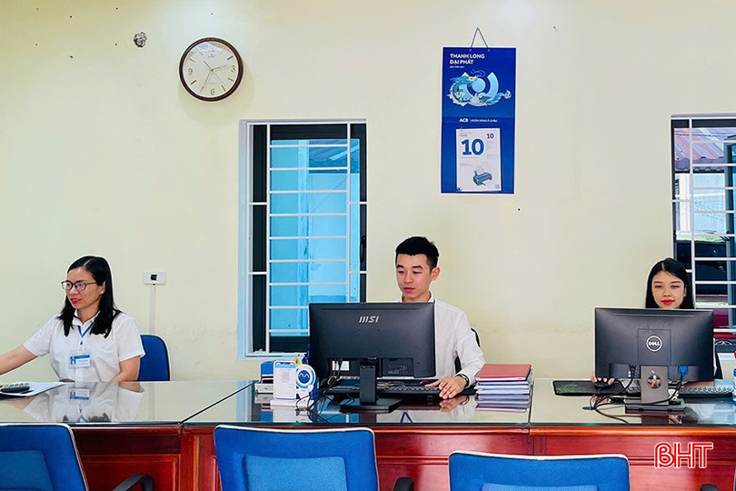 Cán bộ Phòng Công chứng Nhà nước số 1 (Sở Tư pháp) trong giờ làm việc. bqbht_br_12.jpg