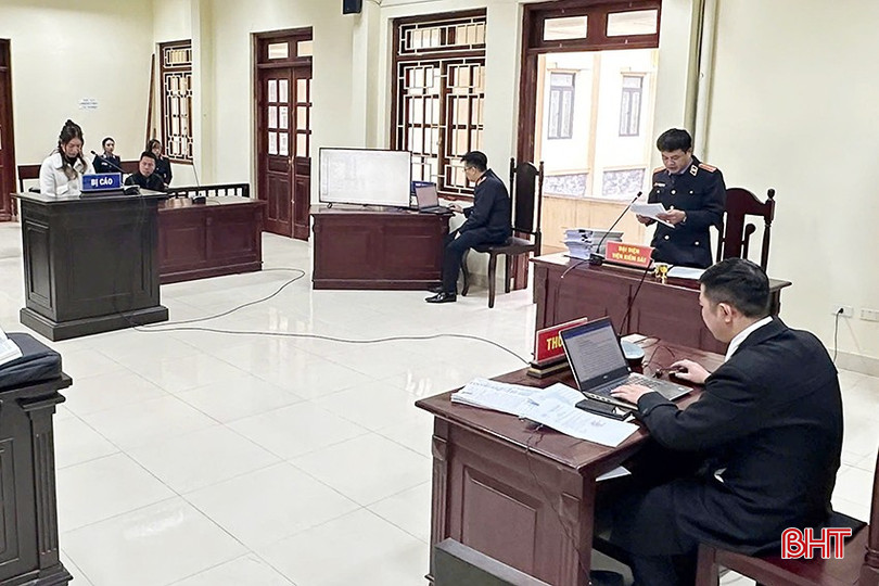 Viện trưởng Viện KSND huyện Kỳ Anh Nguyễn Văn Thành thực hành quyền công tố tại phiên toà xét xử vụ lừa đảo chiếm đoạt tài sản. bqbht_br_5.jpg