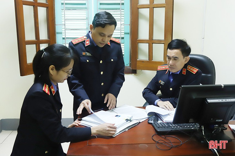 Cán bộ Phòng Tổ chức cán bộ (Viện KSND tỉnh) thảo luận phương án bổ nhiệm kiểm sát viên. bqbht_br_2.jpg