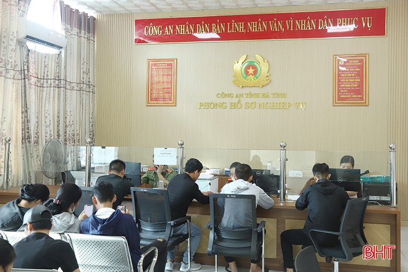 Đông đảo công dân đến bộ phận một cửa Phòng Hồ sơ nghiệp vụ để thực hiện TTHC liên quan Phiếu LLTP. bqbht_br_1.jpg
