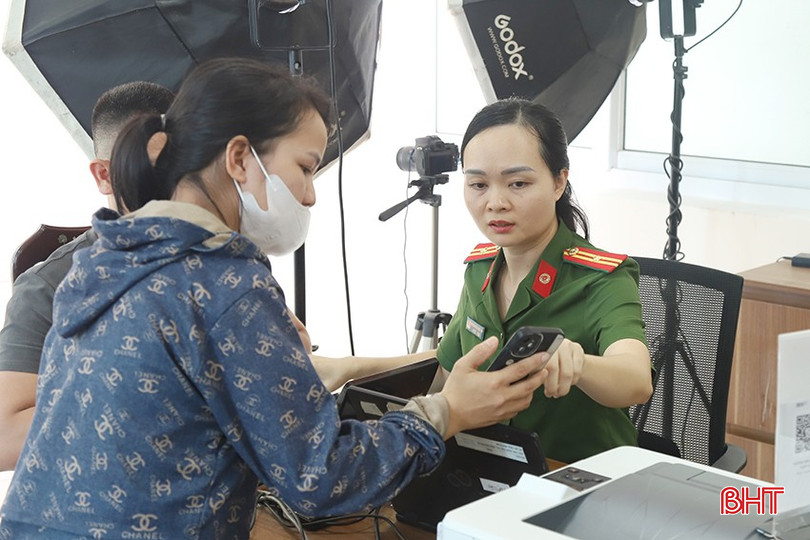 Cán bộ trực một cửa tại Phòng Cảnh sát QLHC về TTXH (Công an tỉnh) hướng dẫn công dân sử dụng VNeID. bqbht_br_5.jpg